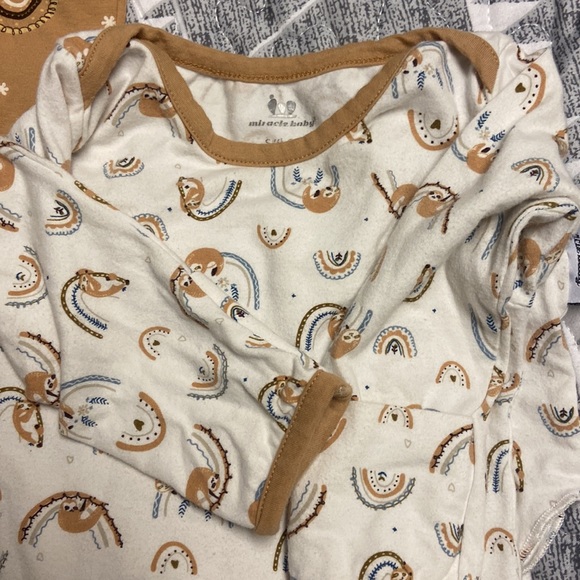 ⭐️ ⭐️ SOLD ⭐️ ⭐️ 3 pack gown sleepers with hand covers and ties at the bottom - Picture 4 of 5